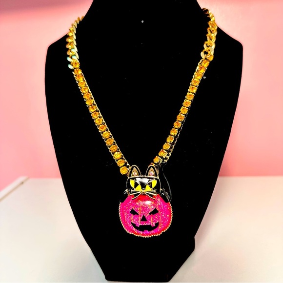 Betsey Johnson Jewelry - NWT-BETSY JOHNSON GOLDTONE LINK PINK AND GOLD ADJUSTABLE NECKLACE 9.5”.